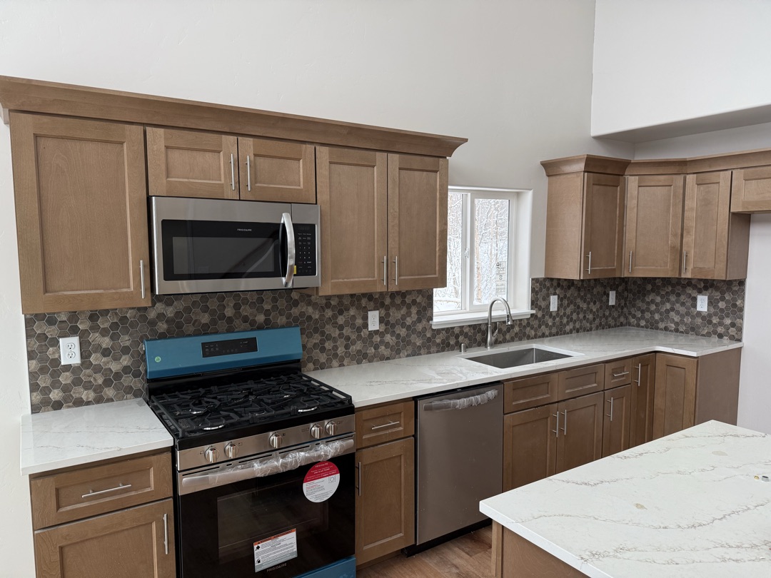 Kitchen backsplash with hexagon mosaic tiles